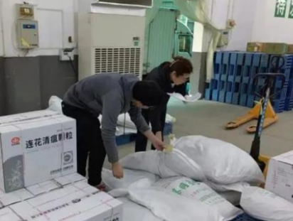 手動液壓搬運車轉運連花清瘟顆粒，為防疫保障助力