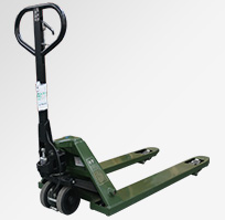 木材廠生產車間手動液壓搬運車搬運木材原料